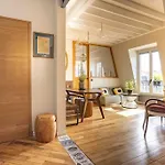 Dernier Etage A Montmartre *