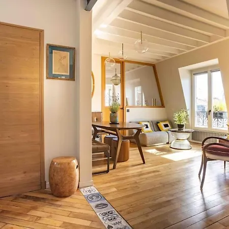 Dernier Etage A Montmartre *